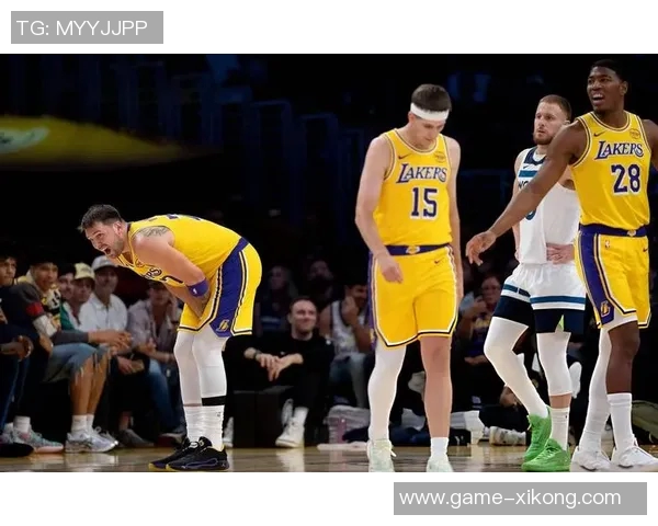 东契奇向里夫斯展示扭伤手指里夫斯惊呼难以置信的反应引发热议