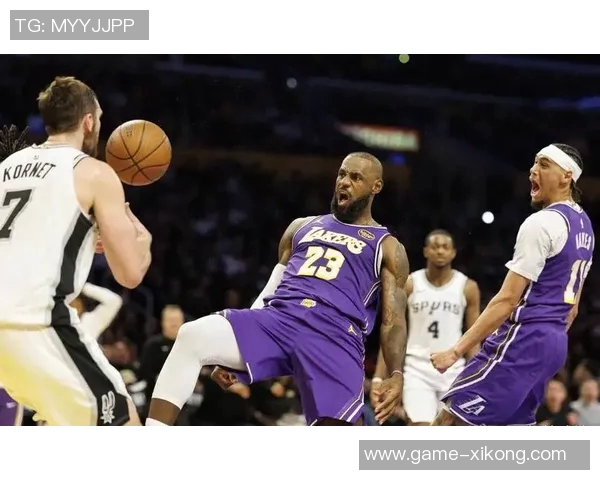 夸梅质疑詹姆斯年龄问题为何仍能完成隔人扣篮的表现